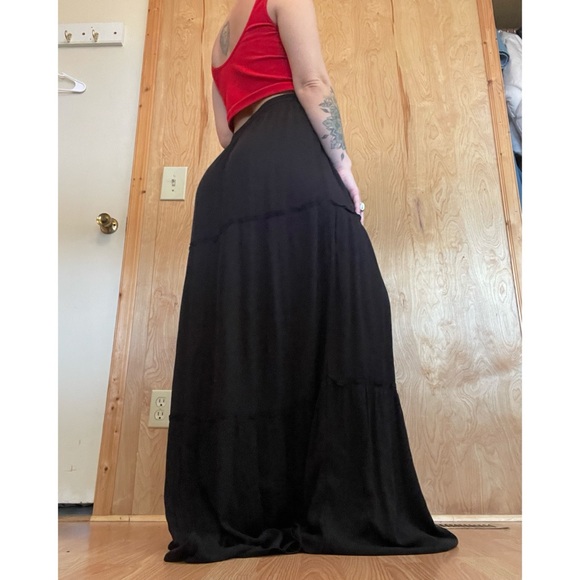Elegant Black Maxi Skirt - Picture 2 of 3